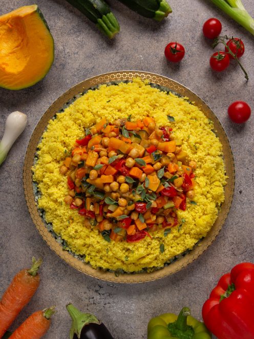 Couscous di verdure con ceci, zucca, peperoni e zucchine su letto di couscous allo zafferano