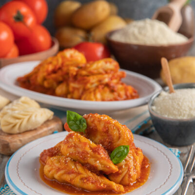 Culurgiones al sugo di pomodoro con foglie di basilico fresco e pecorino grattugiato