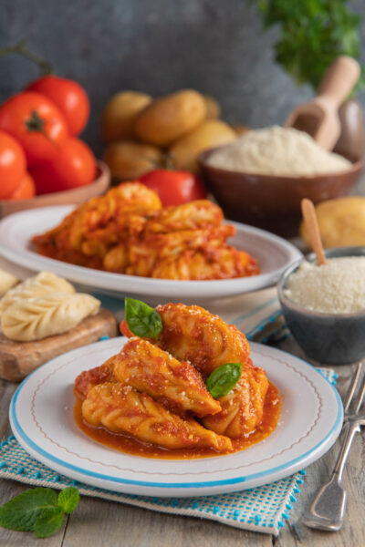 Culurgiones al sugo di pomodoro con foglie di basilico fresco e pecorino grattugiato