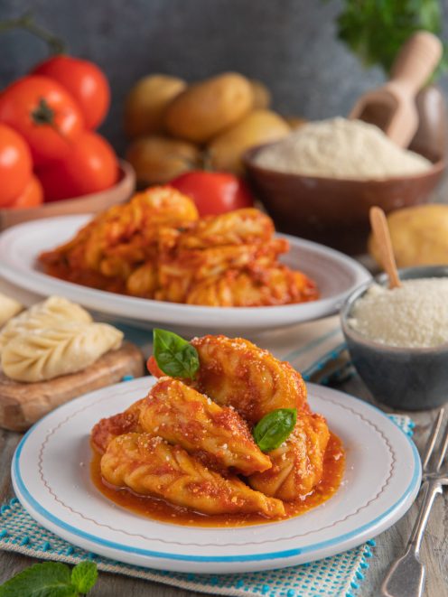 Culurgiones al sugo di pomodoro con foglie di basilico fresco e pecorino grattugiato