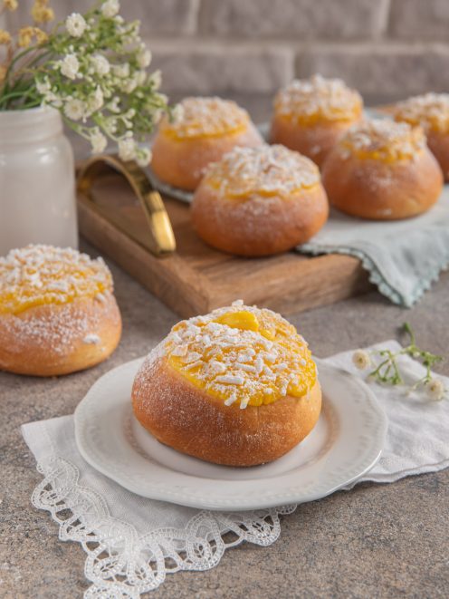 Veneziane alla crema soffici e dorate, farcite di crema pasticcera e spolverate di zucchero a velo