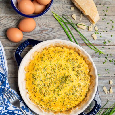 Frittata al forno con crosta di pasta fillo, parmigiano grattugiato e erba cipollina