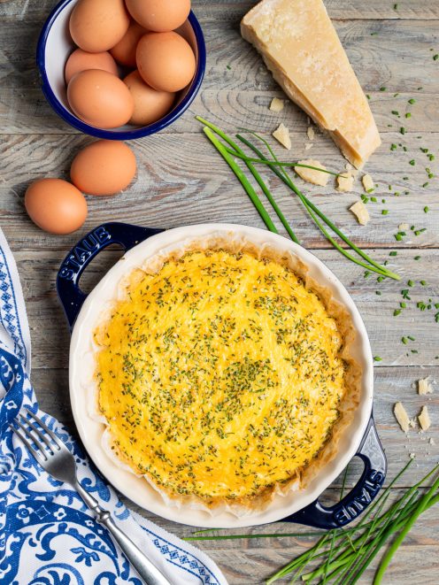 Frittata al forno con crosta di pasta fillo, parmigiano grattugiato e erba cipollina