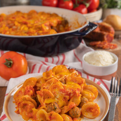 Orecchiette materane al forno con polpettine, sugo di pomodoro e filo di formaggio filante