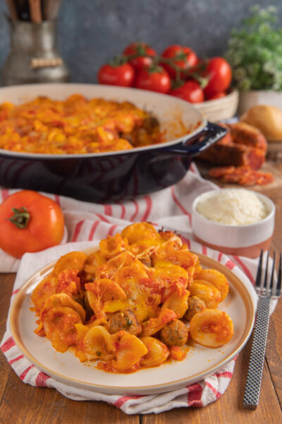 Orecchiette materane al forno con polpettine, sugo di pomodoro e filo di formaggio filante