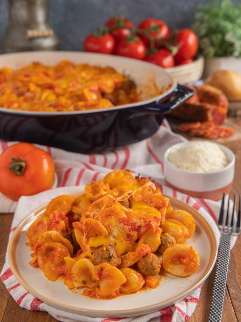 Orecchiette materane al forno con polpettine, sugo di pomodoro e filo di formaggio filante