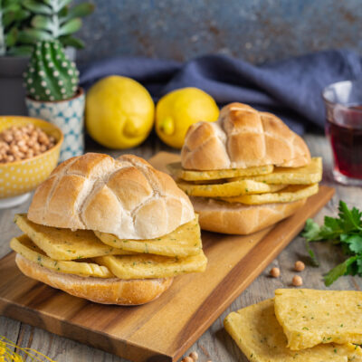 Pane e panelle con fette di panella di ceci alle erbe farcite in morbidi panini rotondi