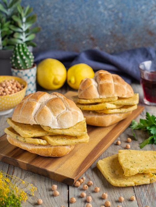 Pane e panelle con fette di panella di ceci alle erbe farcite in morbidi panini rotondi