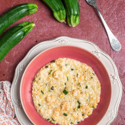 Risotto gamberetti e zucchine cremoso con pezzetti di zucchina e pepe nero