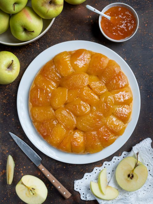 Tarte tatin alle mele con fette di mela caramellate disposte a cerchio e glassa lucida