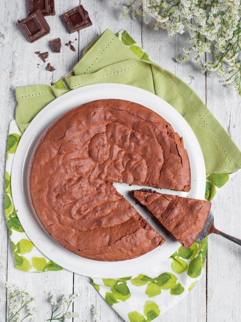 Torta tenerina al cioccolato con una fetta sollevata dalla spatola