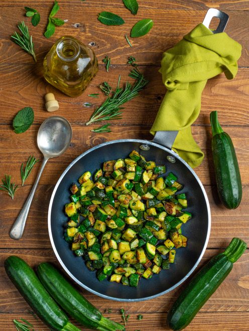 Zucchine in padella saltate a cubetti con erbe aromatiche tritate