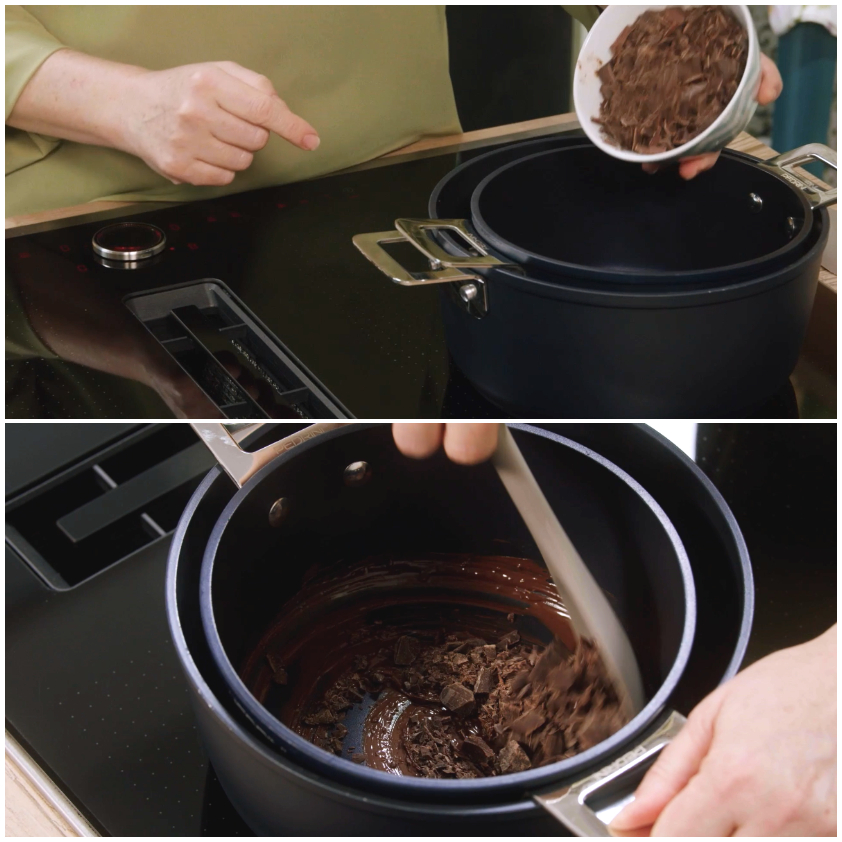 Cioccolato tritato versato in pentola e mescolato mentre si scioglie a bagnomaria