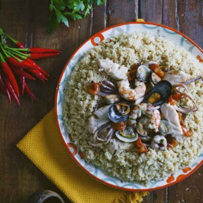 Couscous di pesce con gamberi, cozze, vongole e calamari su letto di semola sgranata