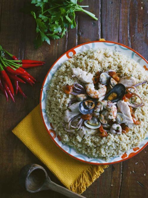 Couscous di pesce con gamberi, cozze, vongole e calamari su letto di semola sgranata