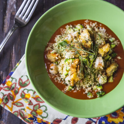 Couscous di mare con gamberi impanati, zucchine e brodetto di pomodoro, guarnito con finocchietto