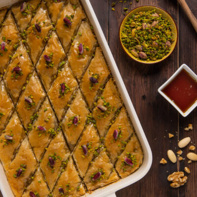Baklava tagliata a rombi glassata di miele e cosparsa di pistacchio tritato e granella di frutta secca