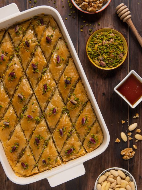 Baklava tagliata a rombi glassata di miele e cosparsa di pistacchio tritato e granella di frutta secca