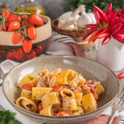 Calamarata con calamari, pomodorini e prezzemolo tritato