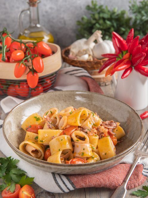Calamarata con calamari, pomodorini e prezzemolo tritato