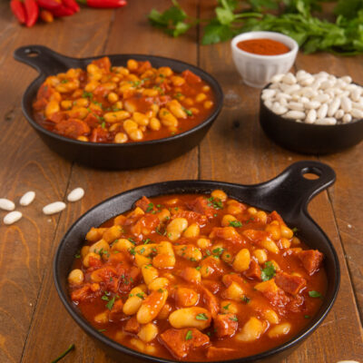 Fagioli alla messicana in umido con salsa di pomodoro, pezzetti di chorizo e prezzemolo tritato