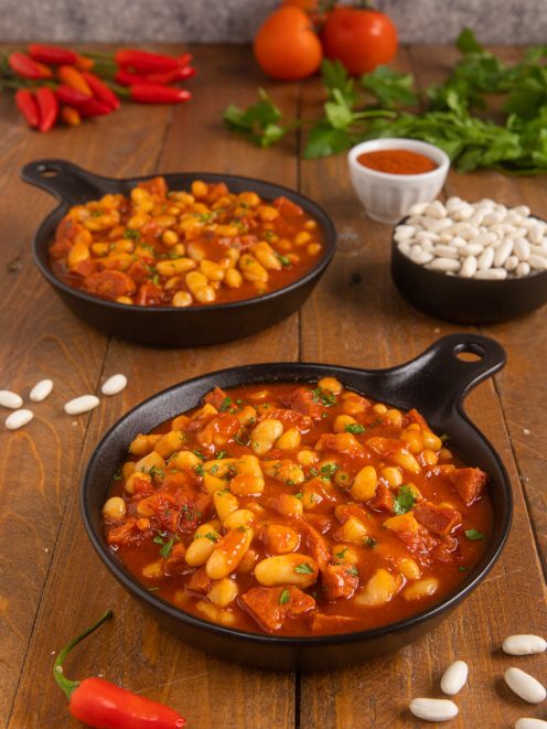 Fagioli alla messicana in umido con salsa di pomodoro, pezzetti di chorizo e prezzemolo tritato