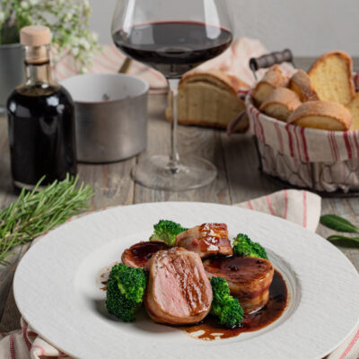 Filetto di maiale all'aceto balsamico affettato con broccoli e salsa lucida