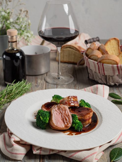 Filetto di maiale all'aceto balsamico affettato con broccoli e salsa lucida