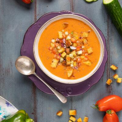 Gazpacho di pomodoro con crostini dorati, verdure a cubetti e semi in superficie