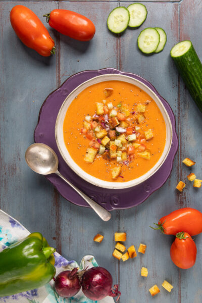 Gazpacho di pomodoro con crostini dorati, verdure a cubetti e semi in superficie