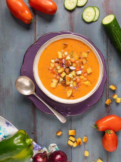 Gazpacho di pomodoro con crostini dorati, verdure a cubetti e semi in superficie