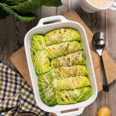 Involtini di verza gratinati con parmigiano in teglia da forno