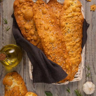 Lingue di suocera croccanti con sale grosso ed erbe aromatiche