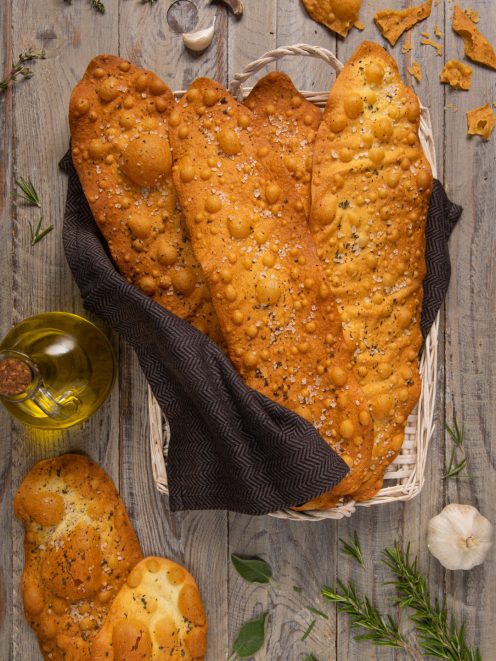 Lingue di suocera croccanti con sale grosso ed erbe aromatiche
