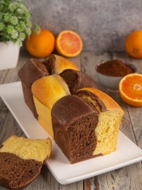 Pan brioche bicolore al cacao e arancia tagliato a fette con mollica soffice a due colori