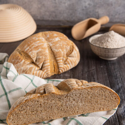 Pane di segale con crosta rustica e mollica scura, tagliato a metà per mostrare l'interno