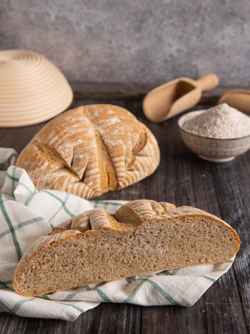 Pane di segale con crosta rustica e mollica scura, tagliato a metà per mostrare l'interno