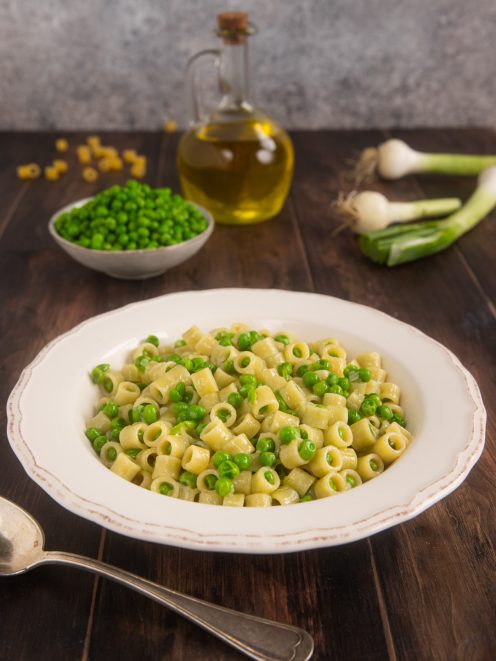 Pasta e piselli con ditalini e piselli verdi condita con olio