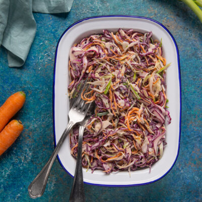 Coleslaw con cavolo cappuccio, cavolo rosso, carote julienne e cipollotti conditi con salsa cremosa