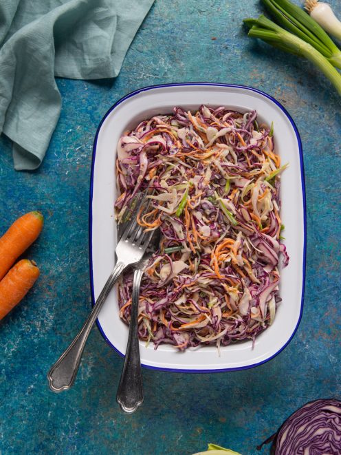 Coleslaw con cavolo cappuccio, cavolo rosso, carote julienne e cipollotti conditi con salsa cremosa