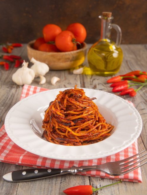 Spaghetti all'assassina con salsa di pomodoro ben tostata, impiattati a nido alto