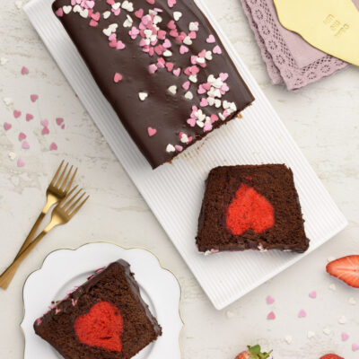 Surprise cake al cioccolato con cuore rosso nascosto e glassa decorata da codette a forma di cuoricino