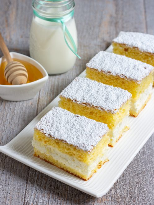 Fette di torta Kinder Paradiso con farcia soffice al cocco e copertura di zucchero a velo