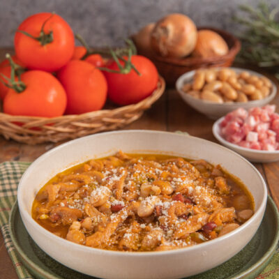 Trippa alla milanese con fagioli borlotti, pancetta e parmigiano grattugiato in un brodo al pomodoro