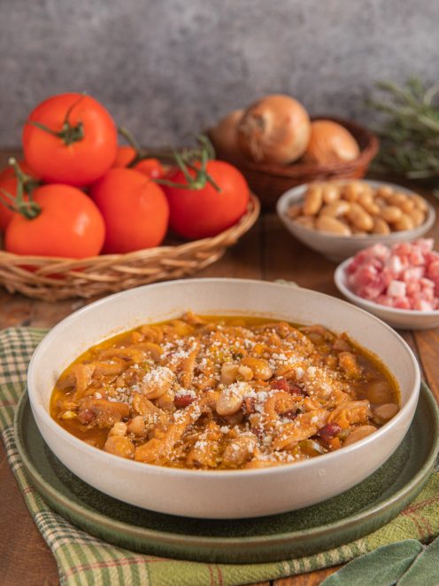 Trippa alla milanese con fagioli borlotti, pancetta e parmigiano grattugiato in un brodo al pomodoro