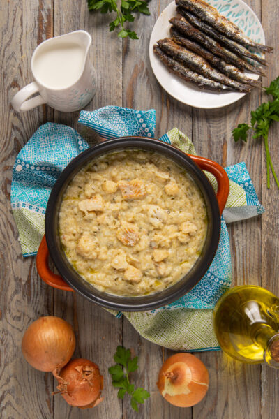 Baccalà alla vicentina cremoso con pezzi di pesce in evidenza, servito in casseruola
