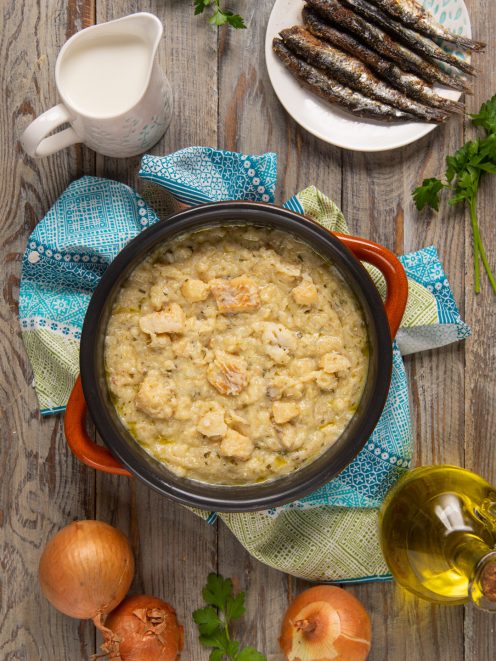 Baccalà alla vicentina cremoso con pezzi di pesce in evidenza, servito in casseruola