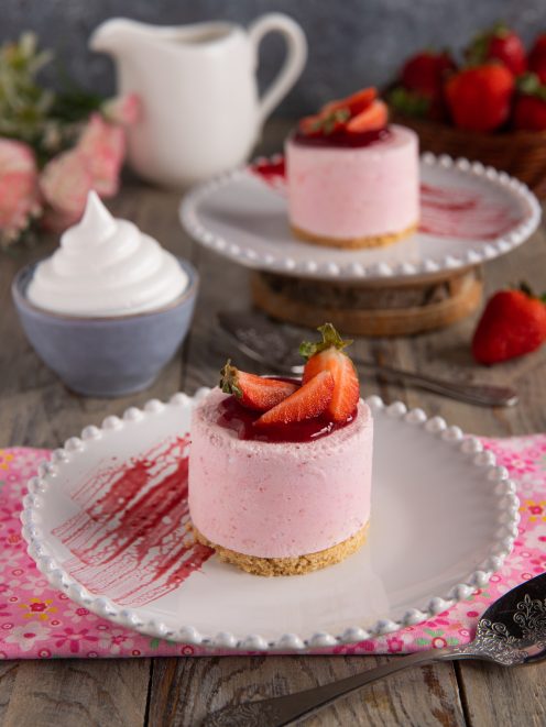 Biscotto ghiacciato alle fragole con base sbriciolata, coulis e fragole fresche a fette
