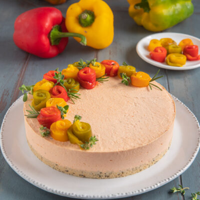 Cheesecake salata ai peperoni con rose di peperone arrosto e rametti di timo sopra