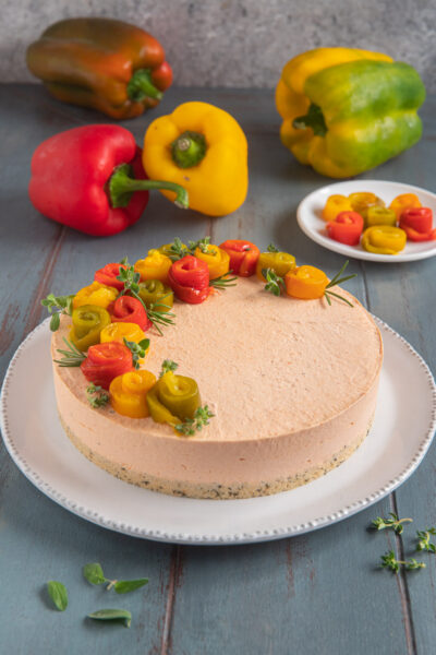 Cheesecake salata ai peperoni con rose di peperone arrosto e rametti di timo sopra